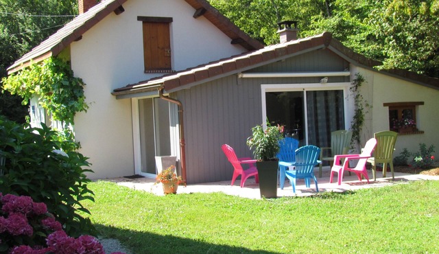 Large cottage sleeps 12 - nature - jura - countryside - near vineyard