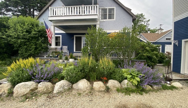 Large Cottage w Ocean Views.