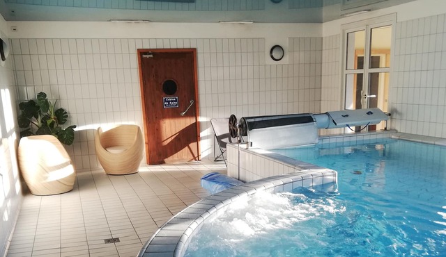 Large cottage **** with heated indoor swimming pool in park in the heart of Marciac