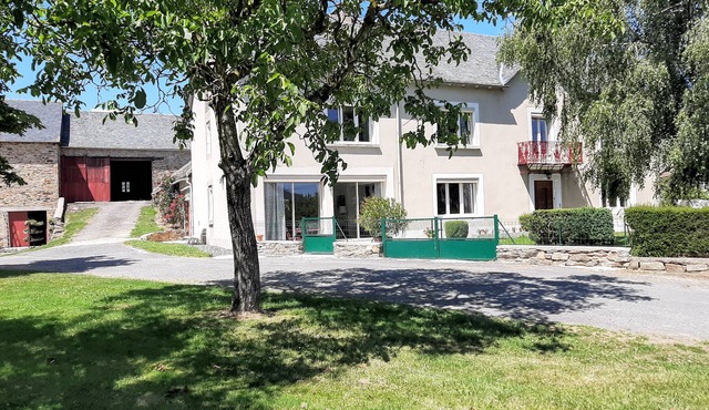 Large cottage with pool for 15 people in western Aveyron