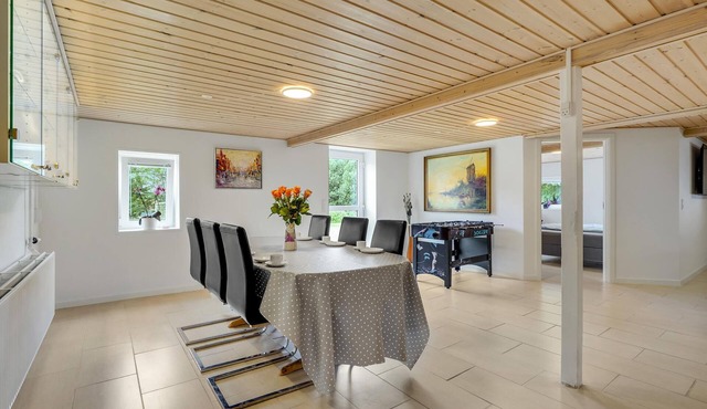 Large cottage with table tennis and several, family-friendly activities.