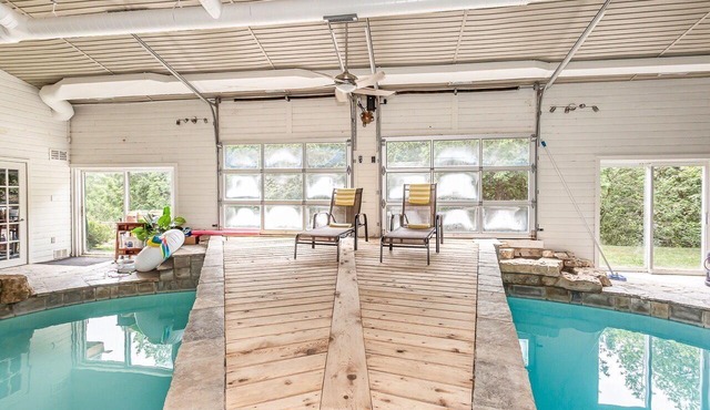 Large cottage with Water front, Heated Pool, sauna, 4 family rooms