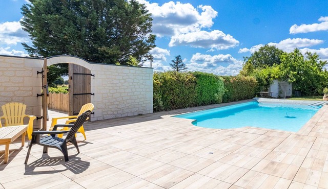 Large country house with pool and air conditioning