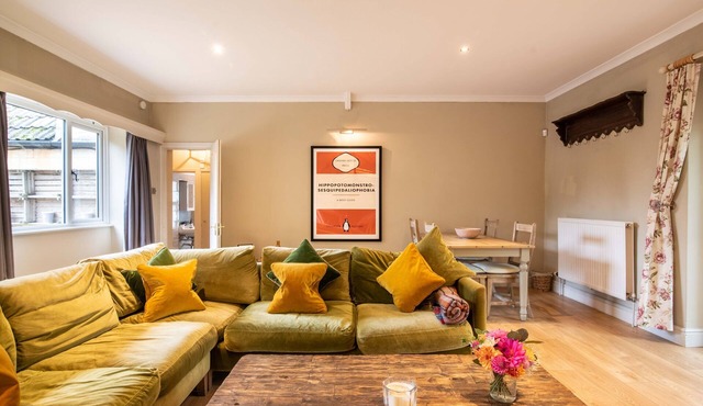 Large Country Cottage with Air Con, Fireplace, Parking Sleeps 7 Nr Bath