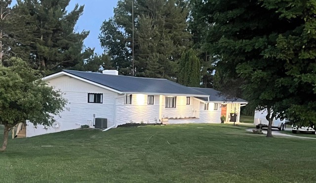 Large country home in charming Clare, MI, Sleeps14 ppl on 12 acres near town!