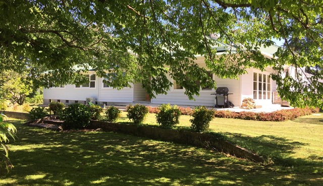 Large country homestead with tennis court and pool. Only 5 mins from the beach.