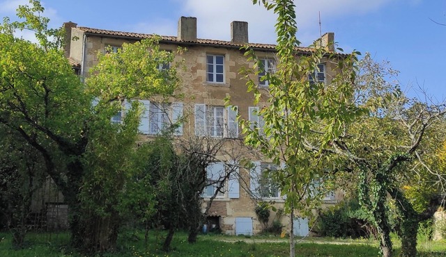 Large country house at the gateway to the Green Venice.