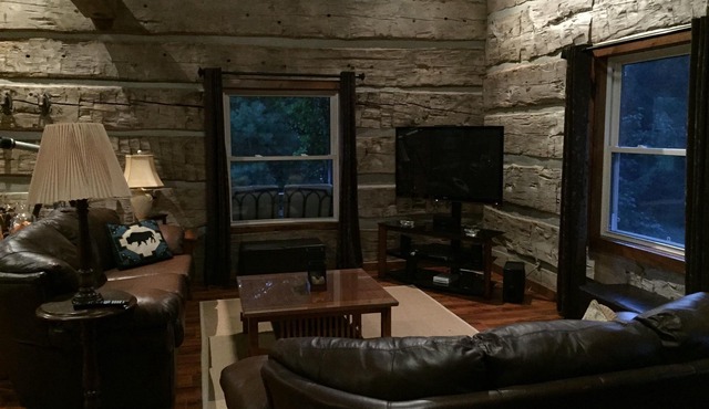 *LARGE COUNTRY HOUSE ON 50 ACRES. ROOM FOR YOUR HORSES.