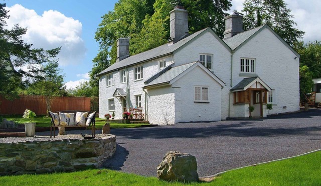Large country house with hot tub sleeping up to 12 in six bedrooms, perfect for special occasions