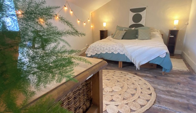 Large country House near Mountains, Swimming lake & Pool, sleeps up to 12