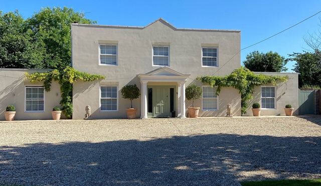 Large Country House with Jacuzzi, BBQ, Pool Table & Games room