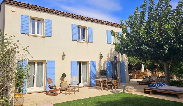 Large country house with swimming pool, SPA, terrace, garden, WIFI access 5 min from Sanary