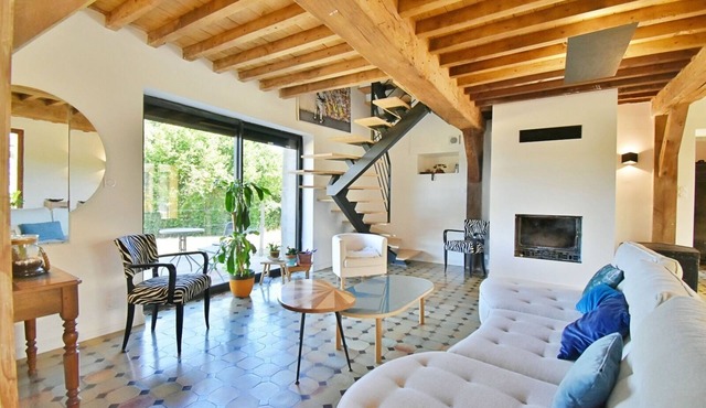 Large country house with swimming pool ideal for a large family or friends.