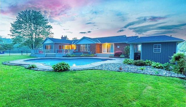 Large Countryside Home w/Pool & Hot Tub