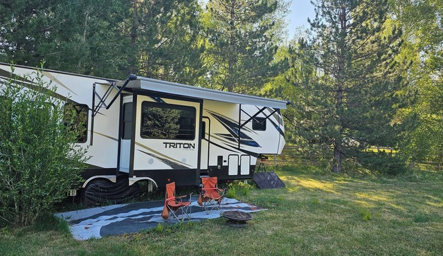 Large Cozy 2-bedroom RV sitting on private 1 acres lot in charming Kamas