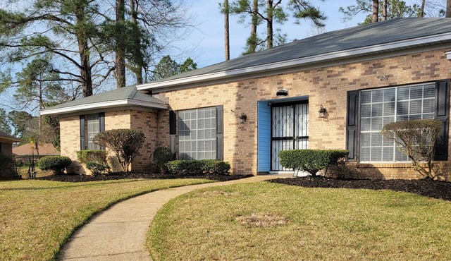 Large Cozy 4 bedroom home sleeps 8 w/pool