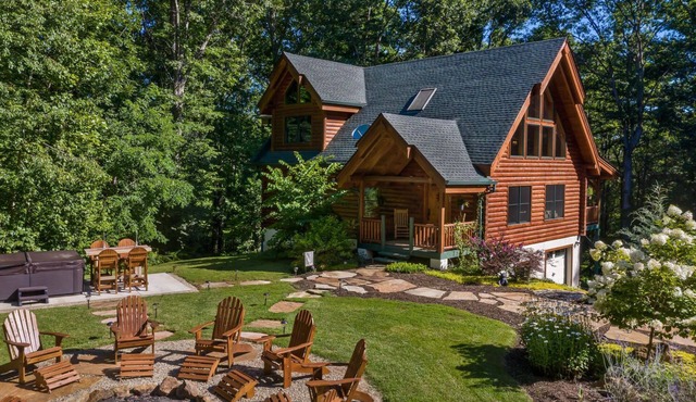 Large Cozy Cabin in Asheville Area Mountains