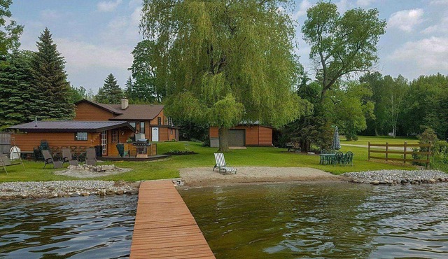 Large Cozy Cottage Sandy Beach Hot Tub & Bunkie High Speed Internet, Ice Fishing