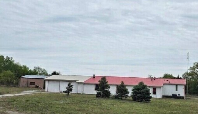 Large cozy cuntry home, pet friendly, ATV and hunter friendly.