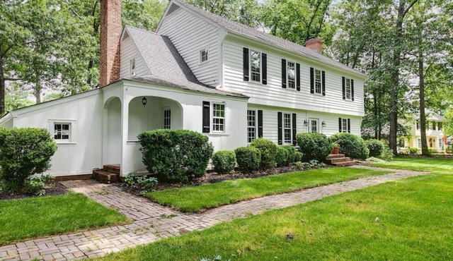 Large Cozy Home Located In the Suburbs of Richmond