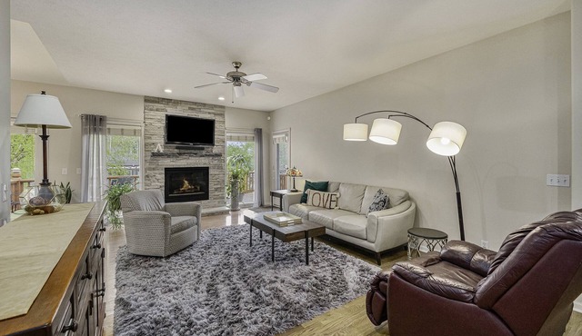 Large Cozy Retreat in West Omaha, Family Friendly with Game Rec Room!