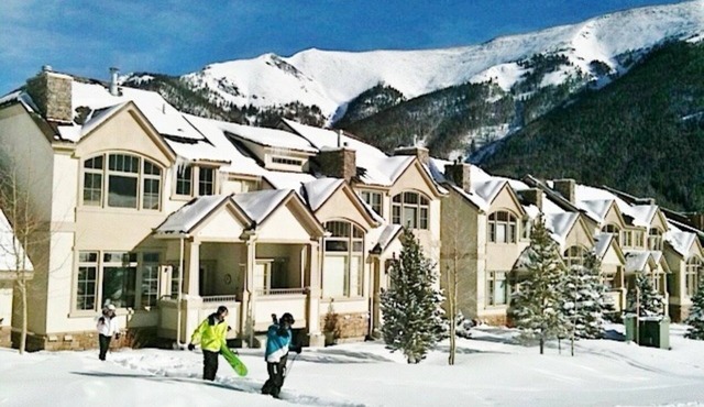 Large Cozy Townhouse Ski-in/Ski-out to Super Bee, Private Washer/Dry & Garage
