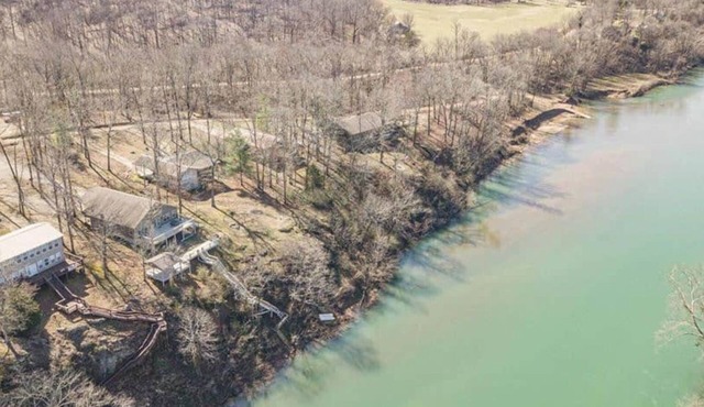 Large Current River Getaway in Doniphan, MO! Hot Tub!