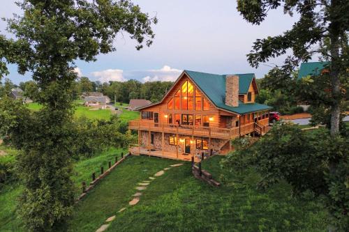 Large Deck and Shared Dock Cabin on Kentucky Lake!
