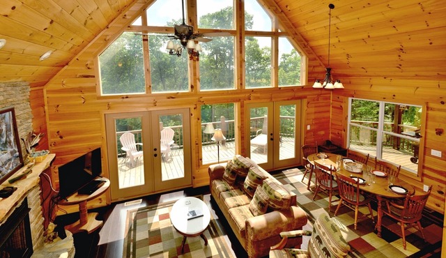 Large Deck & Mountain Views! Starlink Wi-Fi & Discounts!