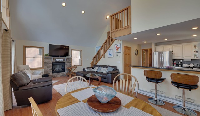 Large Deck + Resort Amenities: Lake Ariel Retreat