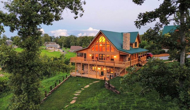 Large Deck & Shared Dock: Cabin on Kentucky Lake!