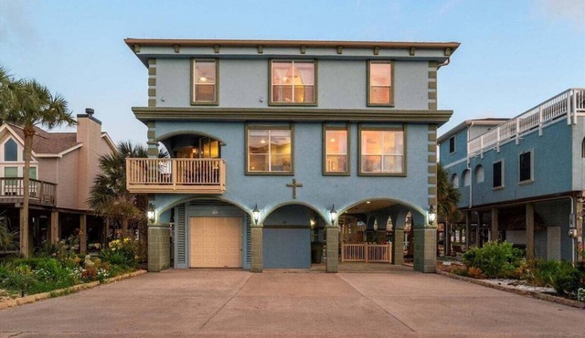 Large Deck | Sleeps 14 | On the Canal