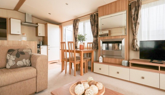 Large, deluxe 12ft-wide caravan with one double with en suite W.