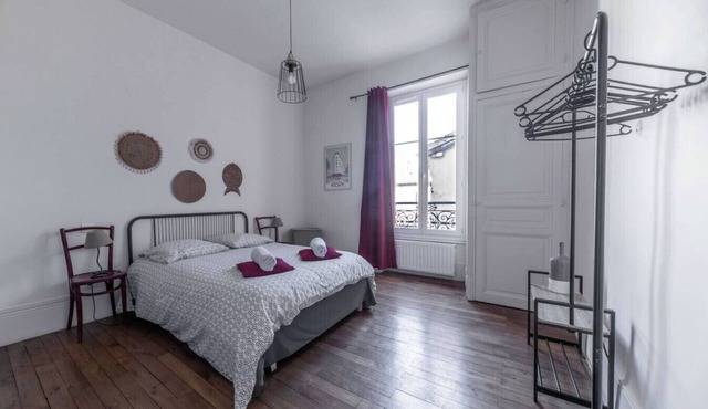 Large designer apartment, free parking