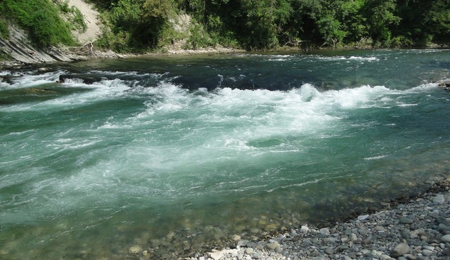 Large detached house on river bank with beach. Swimming pool.