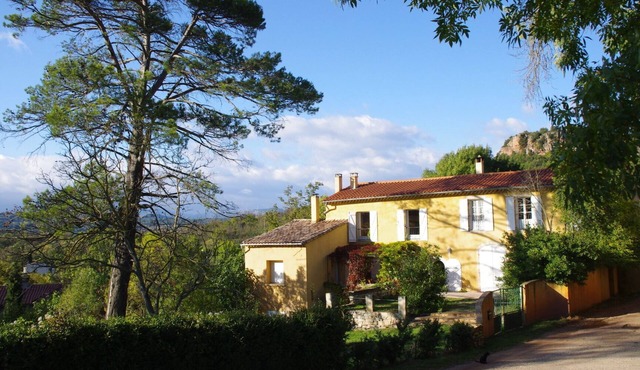 Large detached house with swimming pool, quiet, exceptional site, natural