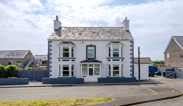 Large Detached Property Walking Distance To The Beach | Llywelyn-Fawr