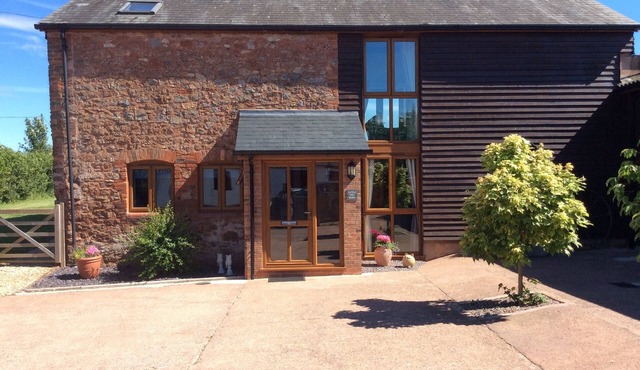 Large Detached "upside Down" Barn, dog friendly with 1 acre enclosed paddock.