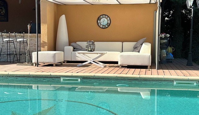 Large detached villa in Avignon for 12 people