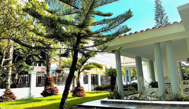 Large 3 BD home w/AC,Beautiful Yard,Best location