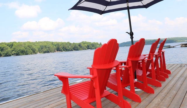 Large Dock, Hot Tub, Private Beach w Water Toys