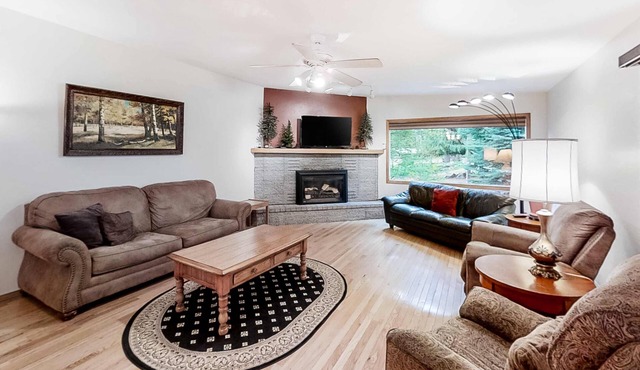 Large Dog-Friendly Duplex with Lovely Interior + Free WiFi, Private Washer/Dryer