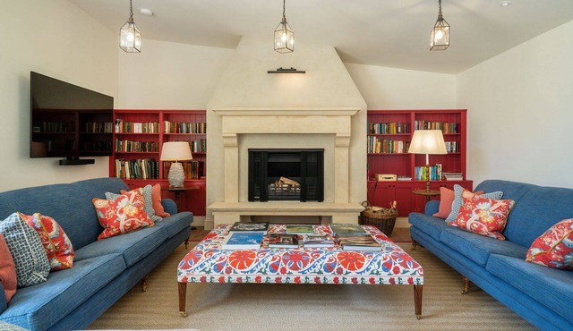 Large dog friendly holiday home with a hot tub in the Cotswolds - Coppers Barn