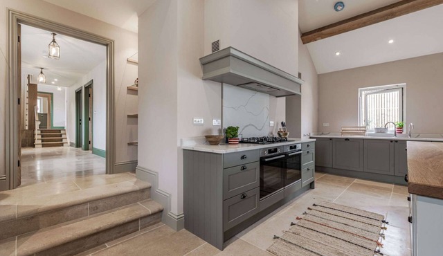 Large dog friendly holiday home with a hot tub in the Cotswolds - The Oat Barn