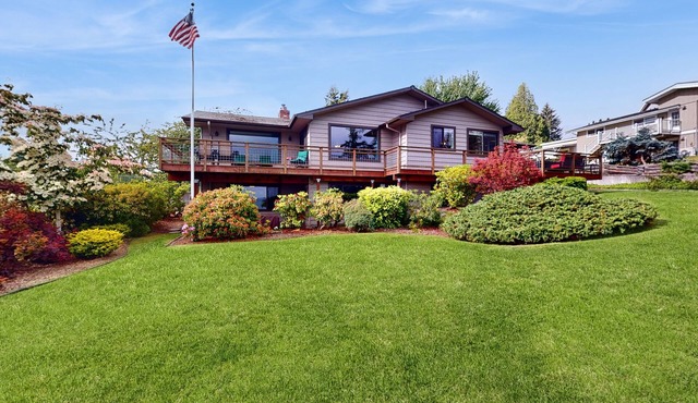 Large, dog-friendly home w/WiFi, fenced yard, fireplaces & gorgeous water view