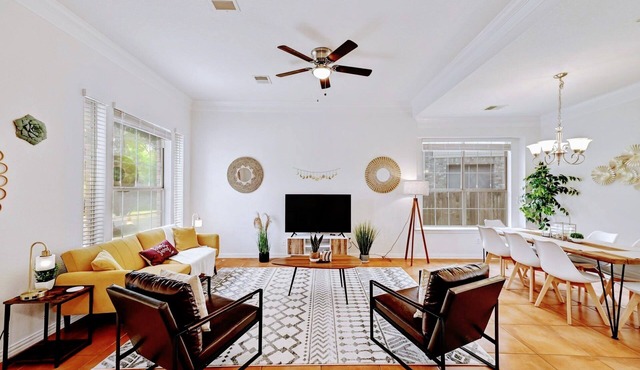 Large Dog Friendly House w/Fenced yard! Sleeps 14