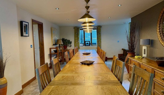 Large, Dog-friendly, Seven-bedroom Farmhouse with hot tub