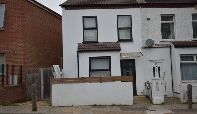 Large double bedroom with free carpark near central London