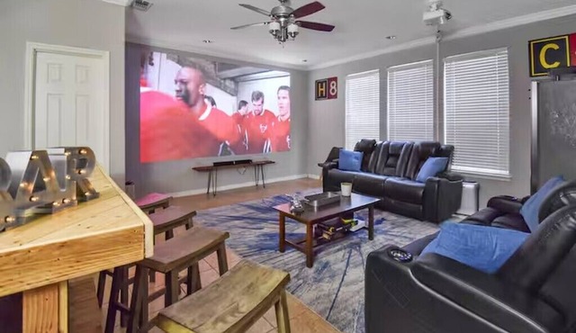 Large Downtown Group Retreat w/Gym & Theater Near San Antonio River Walk