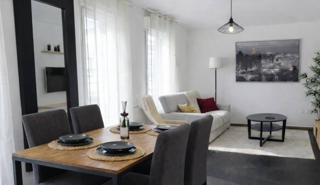 Large duplex for 8 guests, 2 bathrooms, near Disneyland & Paris